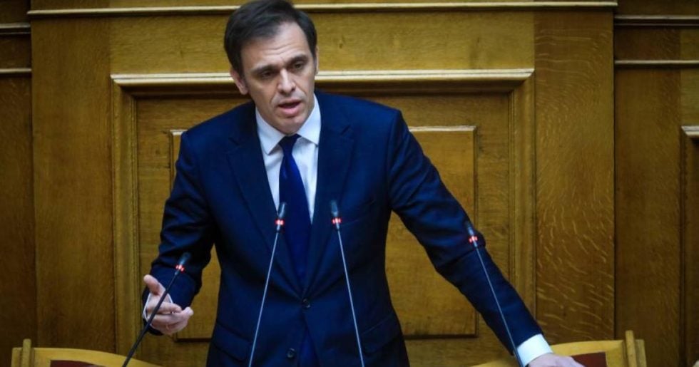 «Real estate, φέρ' το! Αν δεν το 'χω, φέρ' το!»: Ο Μάντζος «μίξαρε» ΟΠΕΚΕΠΕ με το Ferto του Αkyla στη Βουλή